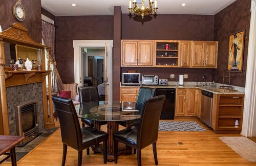 East Dubuque Cabine | Charming 3-bedroom lodge with AC and WiFi in East Dubuque
