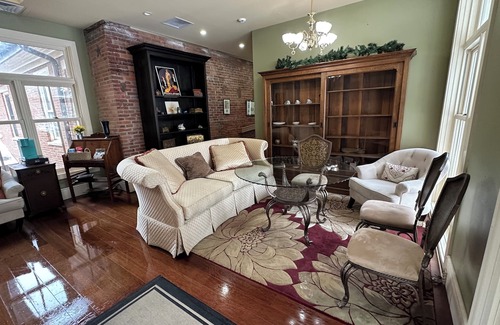 East Dubuque Cabine | Charming 3-bedroom lodge with AC and WiFi in East Dubuque