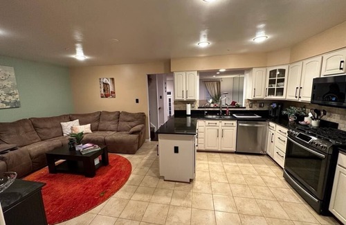 Gaithersburg Maison | Charming 3-bedroom family friendly townhome with AC and WiFi in Gaithersburg