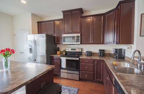 Potomac Maison | Charming 3-Bedroom Townhome in Friendly Hedgesville – AC & WiFi Included!