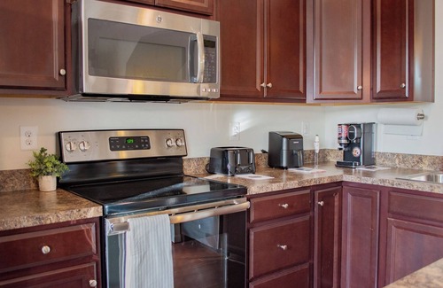 Potomac Maison | Charming 3-Bedroom Townhome in Friendly Hedgesville – AC & WiFi Included!