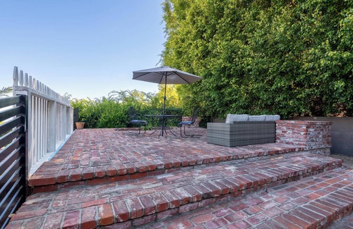 Hollywood Hills West Cottage | Charming 3 bedroom luxury cottage in Los Angeles hills WiFi, AC Family Friendly