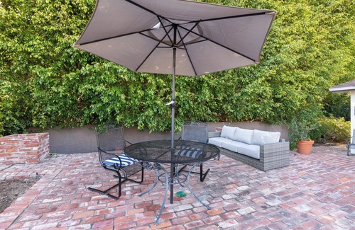 Hollywood Hills West Cottage | Charming 3 bedroom luxury cottage in Los Angeles hills WiFi, AC Family Friendly