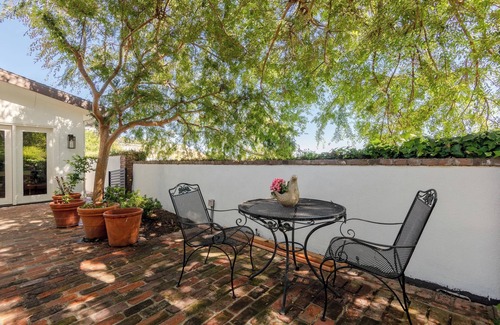 Hollywood Hills West Cottage | Charming 3 bedroom luxury cottage in Los Angeles hills WiFi, AC Family Friendly