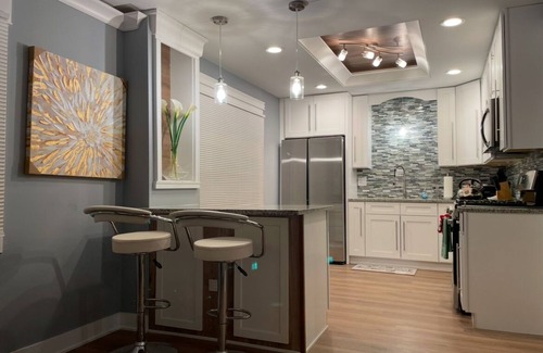 Chicago Heights Maison | Charming 3-bedroom house in Park Forest with WiFi, Large Flat Panel TVs & Google