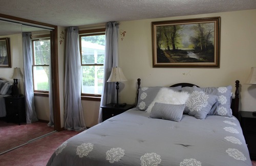 Skaneateles Autre | Charming 3-bedroom farmhouse with large backyard, cabin and scenic pond.