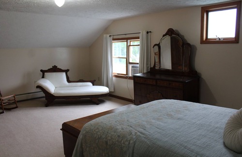 Skaneateles Autre | Charming 3-bedroom farmhouse with large backyard, cabin and scenic pond.
