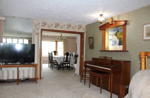 Skaneateles Autre | Charming 3-bedroom farmhouse with large backyard, cabin and scenic pond.