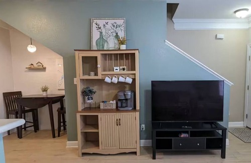 Tallahassee Maison | Charming 3-bedroom townhome with WiFi, with fitness room and pool, near campus.