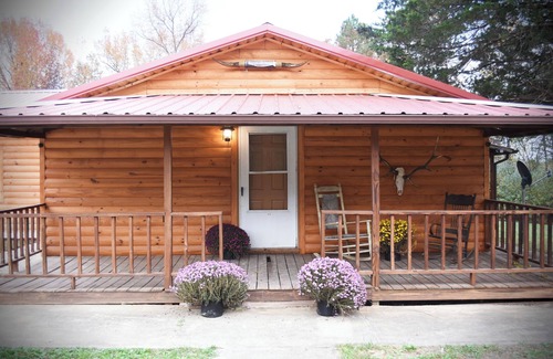 Williamsburg Cabine | Charming 3-bedroom rustic cabin with WiFi in wonderful Williamsburg