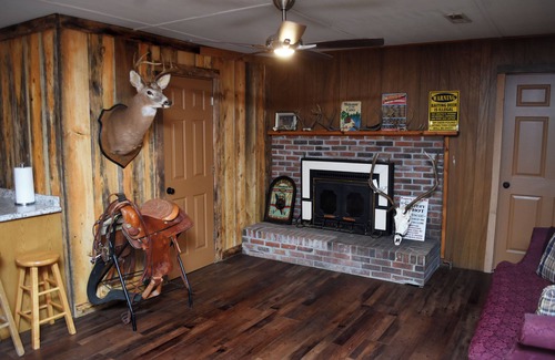 Williamsburg Cabine | Charming 3-bedroom rustic cabin with WiFi in wonderful Williamsburg