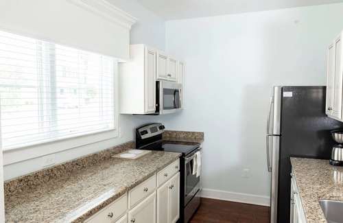 Lackey Station Balnéaire | Charming 3-bedroom resort with AC, fitness room in Williamsburg, and 3 pools.