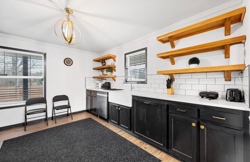 Wills Point Maison | Charming 3-bedroom country house in lovely Wills Point with WiFi, AC