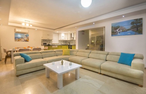 Uzumlu Maison | Charmante villa de 3 chambres avec piscine Infinty isolée et piscine intérieure chauffée