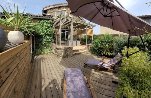 Tartaras Cottage | Gîte authentique avec terrasse et tout confort, entre Monts du Lyonnais et bassin Stéphanois