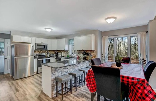 Mount Pocahontas Maison | Charming 3 BR Home Hot Tub, EV Charger, Pool Access, BBQ, Pet-Friendly, King Bed