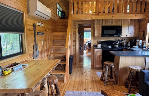 Weikert Cabine | Charming 3-room cabin in Millmont with fire pit, AC, freeWiFi, hammock and porch
