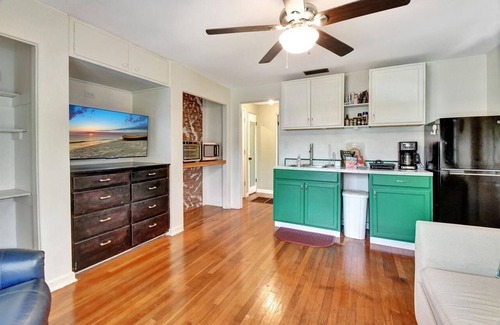 DeLand Maison | Charming 3 Unit- House on Lake. with AC and WiFi in delightful DeLand