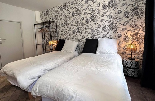 Moulins Appartement | Studio de charme 30m², centre historique de Moulins, 2 lits jumelables, tout équipé, proche commodités
