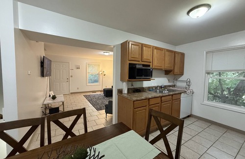 Macomb Appartement | Charming 3BR / 2BA Apartment in Macomb, IL
