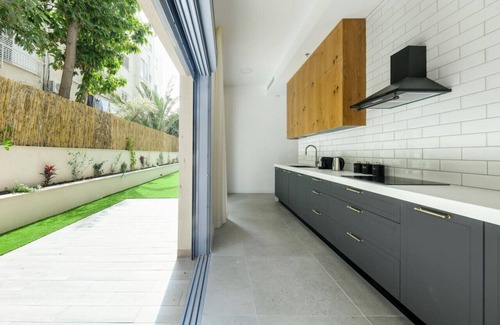 Hod HaSharon Appartement | Charming 3BR Apt with Garden in Ramat HaSharon by Sea N' Rent