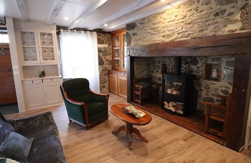Jussac Cottage | Charmante Maison Rénovée à Jussac - 5 pers, 3 ch, Terrasse, Cheminée, WiFi, Volcans d'Auvergne Proches