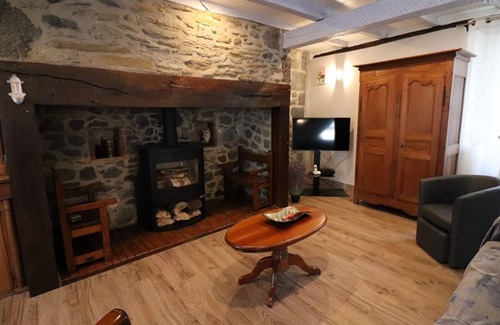 Jussac Cottage | Charmante Maison Rénovée à Jussac - 5 pers, 3 ch, Terrasse, Cheminée, WiFi, Volcans d'Auvergne Proches