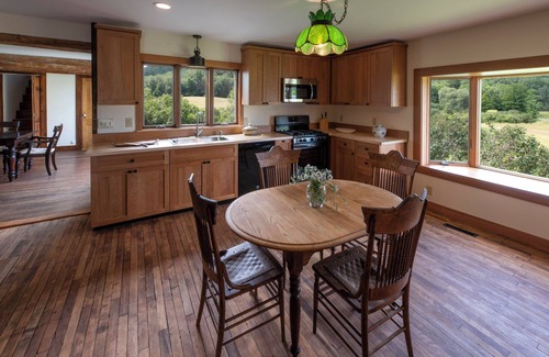 Middletown Springs Autre | Charming 4-bedroom farmhouse with WiFi, AC in Enchanting Middletown Springs