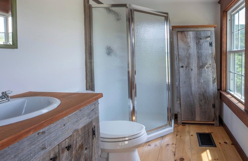 Middletown Springs Autre | Charming 4-bedroom farmhouse with WiFi, AC in Enchanting Middletown Springs