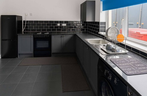 Churchill Appartement | Charming 4-Bed Retreat in the Heart of Churchill with Parking