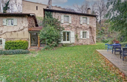 Salt-en-Donzy Cottage | Gîte en pierres avec jardin, cheminée et accès direct aux sentiers de randonnée