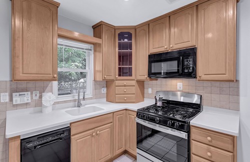 Downtown Maison | Charming 4-bedroom house in downtown Silver Spring with AC, WiFi