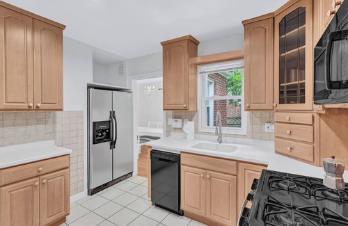 Downtown Maison | Charming 4-bedroom house in downtown Silver Spring with AC, WiFi