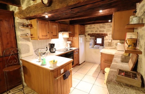 Omps Cottage | Maison de Charme avec Piscine Privée Chauffée, Sauna, et Jardin Clos dans la Châtaigneraie Cantaliens