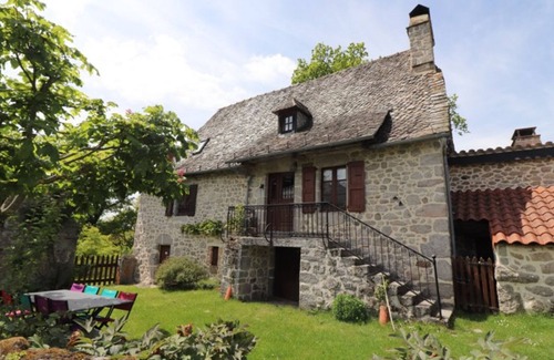 Omps Cottage | Maison de Charme avec Piscine Privée Chauffée, Sauna, et Jardin Clos dans la Châtaigneraie Cantaliens