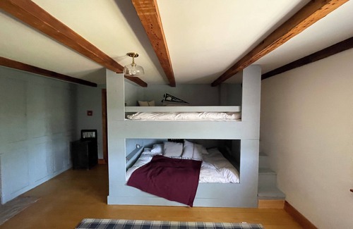 Surprise Autre | Charming 4-bedroom farmhouse with WiFi and AC in charming upstate NY