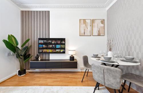 Coppetts Maison | Charming 4-Bedroom Relocations, Elev8 Stays