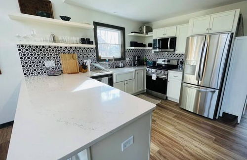 Jim Thorpe Maison | Charming 4-bedroom house with Hot Tub - Playset - Firepit - Lake beach