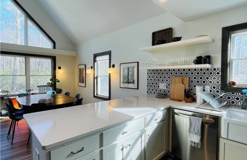 Jim Thorpe Maison | Charming 4-bedroom house with Hot Tub - Playset - Firepit - Lake beach