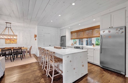 Crane Hill Maison | Charming 4-bedroom house with WiFi and AC only a few steps to water and 2 decks