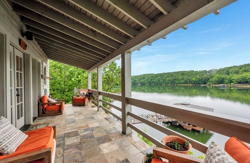 Crane Hill Maison | Charming 4-bedroom house with WiFi and AC only a few steps to water and 2 decks