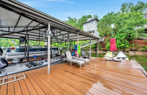 Crane Hill Maison | Charming 4-bedroom house with WiFi and AC only a few steps to water and 2 decks