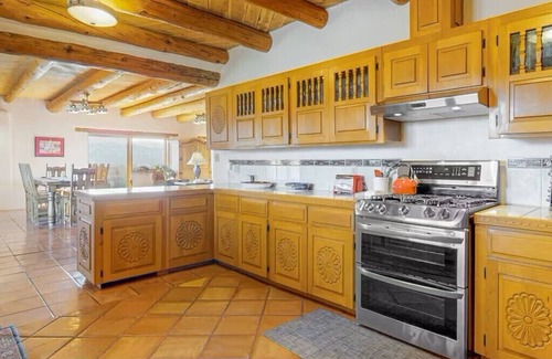 Arroyo Hondo Maison | Charming 4-bedroom house with hot tub, AC and WiFi in welcoming El Prado