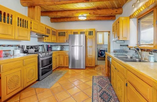 Arroyo Hondo Maison | Charming 4-bedroom house with hot tub, AC and WiFi in welcoming El Prado