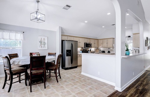 Helotes Maison | Charming 4-bedroom house with a Pool and Spa