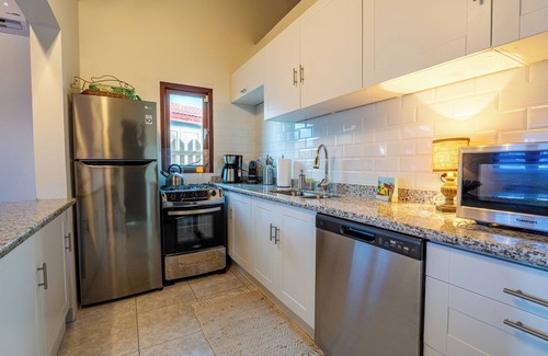 Calbas Plaza Residences Maison | Charming 4-bedroom house with WiFi and AC in pleasant Noord