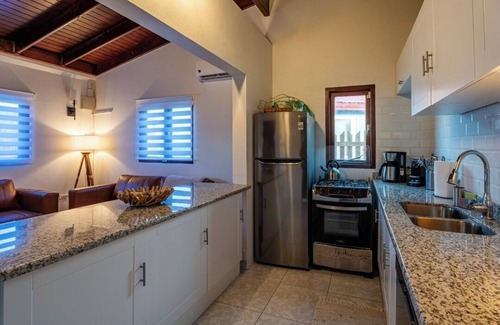 Calbas Plaza Residences Maison | Charming 4-bedroom house with WiFi and AC in pleasant Noord