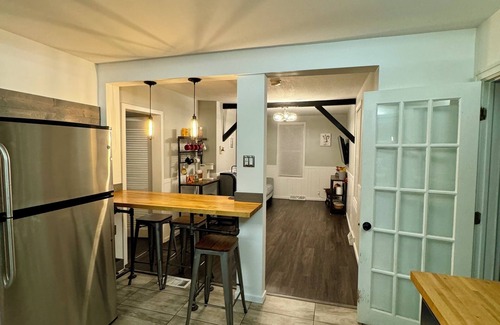 DeKalb Maison | Charming 4-bedroom house with WiFi and AC in DeKalb