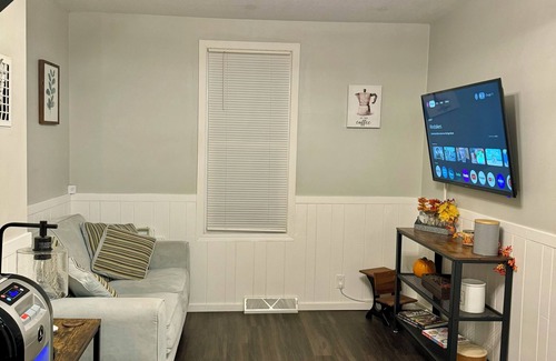 DeKalb Maison | Charming 4-bedroom house with WiFi and AC in DeKalb