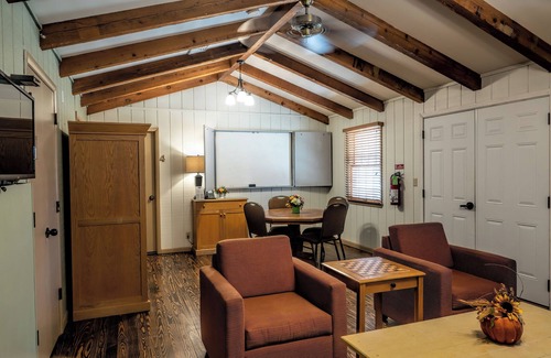 Tulsa Cabine | Charming 4-bedroom lodge with AC and WiFi near the Tulsa Botanical Gardens.